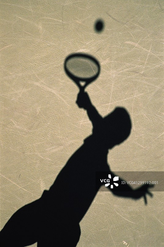 网球，球员发球的阴影图片素材