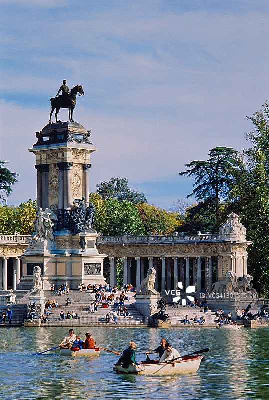 西班牙马德里：雷蒂罗公园的阿方索十二世纪念碑图片素材