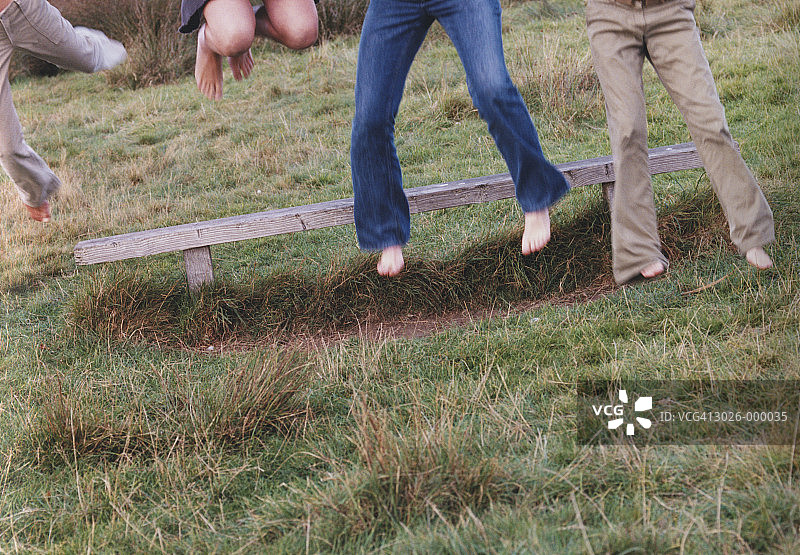 女孩跳跃的腿部图片素材