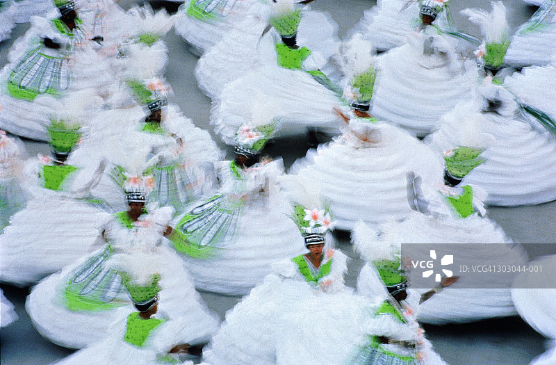 巴西里约热内卢狂欢节，穿着戏服的舞者运动模糊图片素材