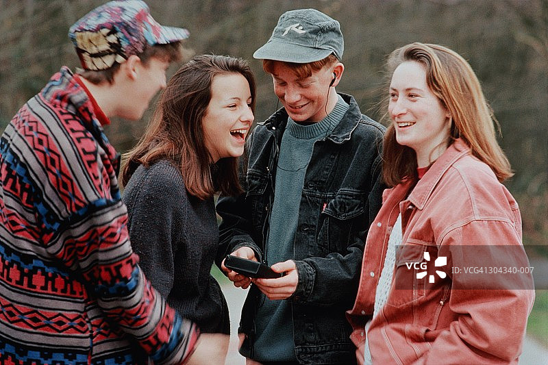 一群户外活动的青少年图片素材