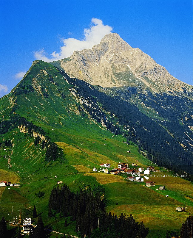 奥地利蒂罗尔州，比伯科普夫山坡上的莱希莱滕村图片素材