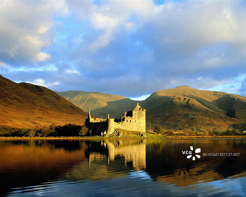 英国苏格兰基尔丘恩城堡和奥湖周围的群山图片素材