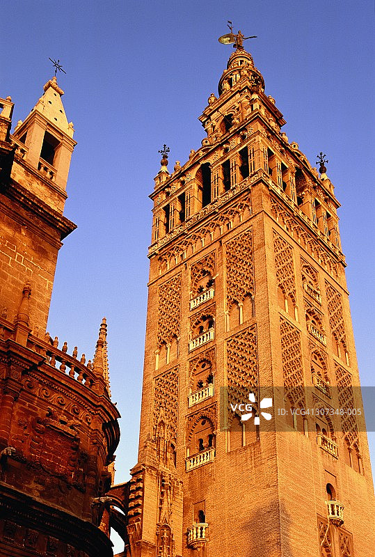 西班牙塞维利亚吉拉尔达钟楼，左侧为大教堂细节图片素材