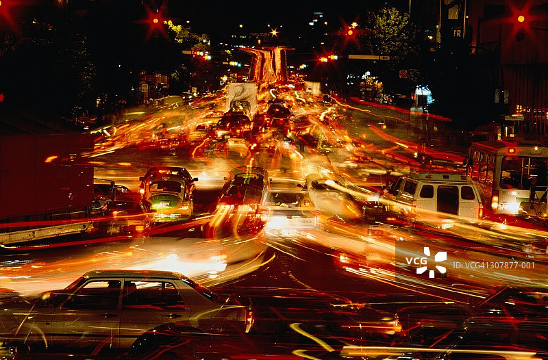 墨西哥墨西哥城夜晚繁忙的道路交通（长曝光）图片素材