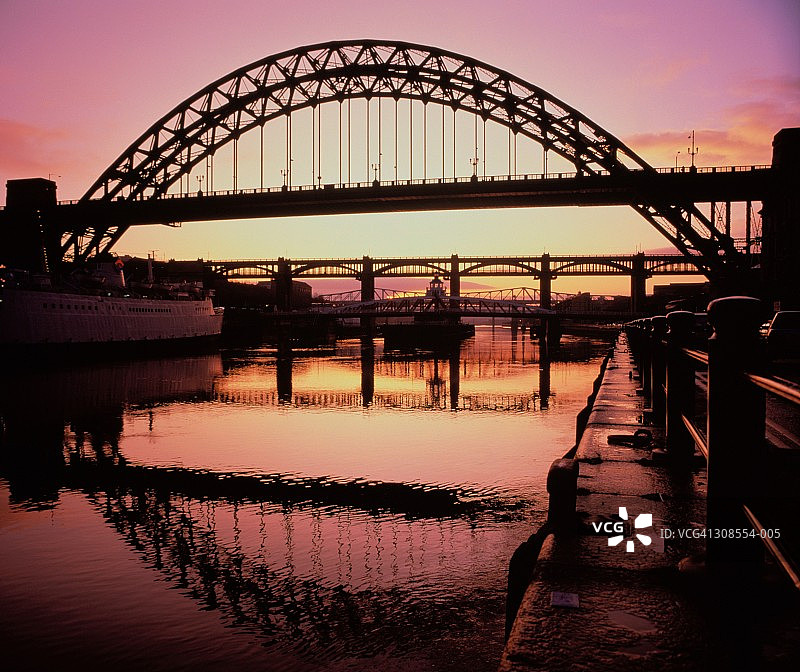 英国纽卡斯尔泰恩河畔的泰恩桥日落剪影图片素材