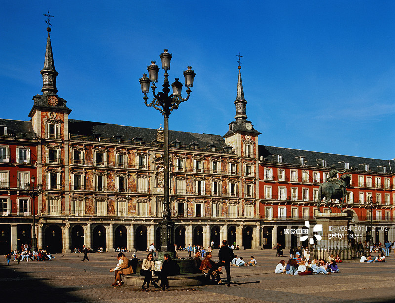 西班牙马德里马约尔广场彩绘建筑和华丽灯柱图片素材