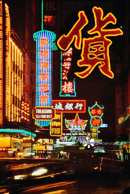 香港九龙：黑暗街道上闪耀的霓虹灯图片素材
