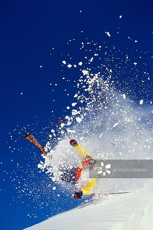 滑雪者在雪雾中以戏剧性角度滑行图片素材