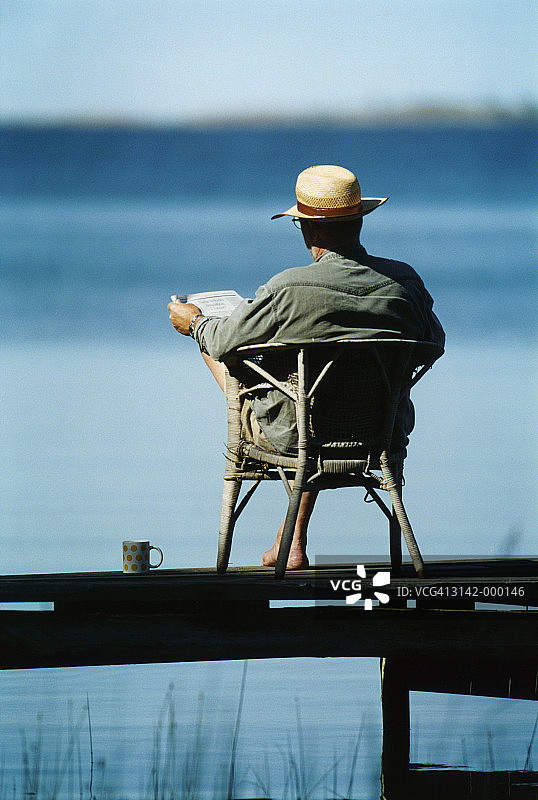 男人阅读报纸图片素材