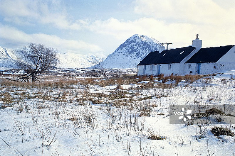 苏格兰兰诺克沼原雪景中的黑岩小屋图片素材