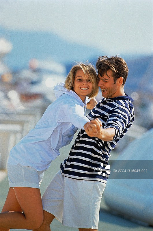 户外年轻情侣特写肖像图片素材