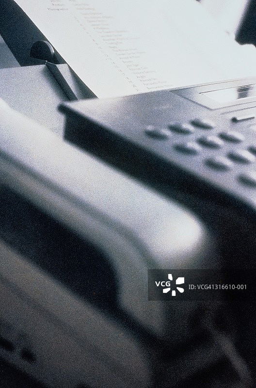 带有纸质消息的电话传真机特写（黑白）图片素材
