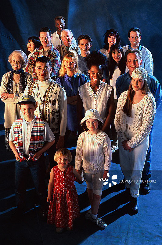 一群人的高角度肖像图片素材