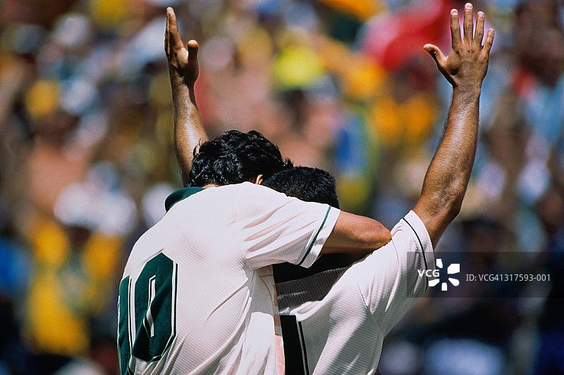 欢庆胜利互相拥抱的足球运动员图片素材