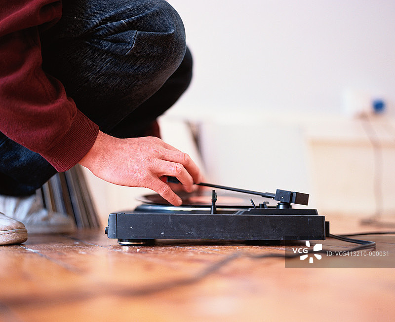 使用唱片播放机的人图片素材