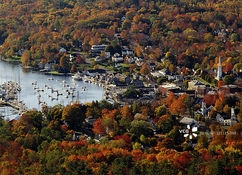 美国缅因州卡姆登巴蒂角俯瞰城镇和海港图片素材