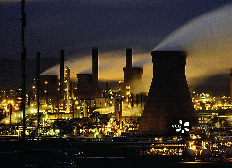 夜间照明的石油化工厂图片素材
