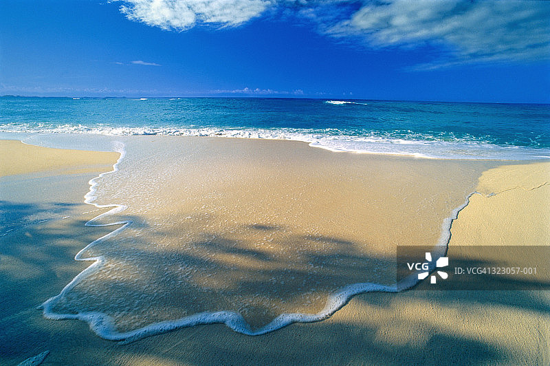 沙滩上的波浪图片素材