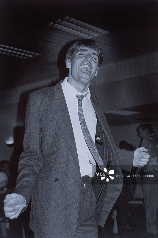 男子在办公室派对上跳舞图片素材