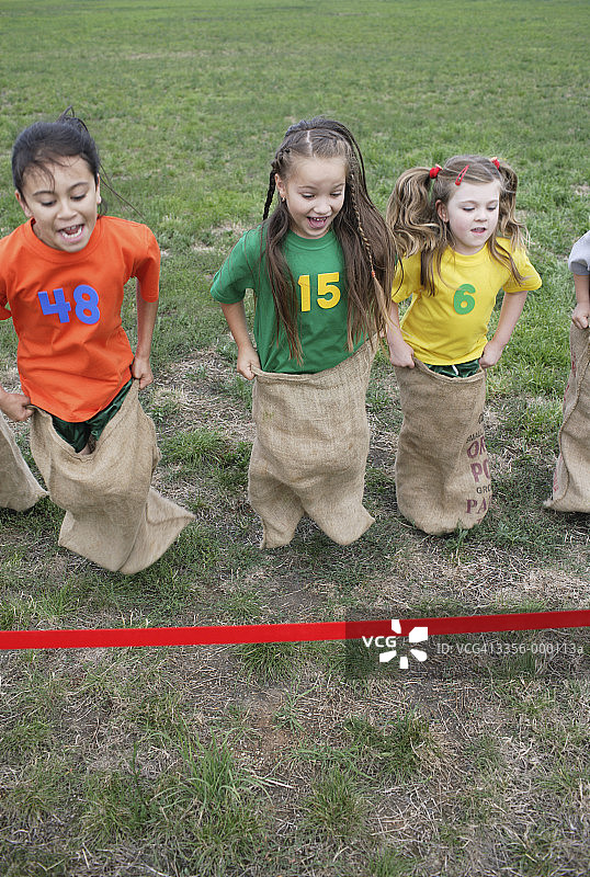 儿童袋鼠跳比赛图片素材