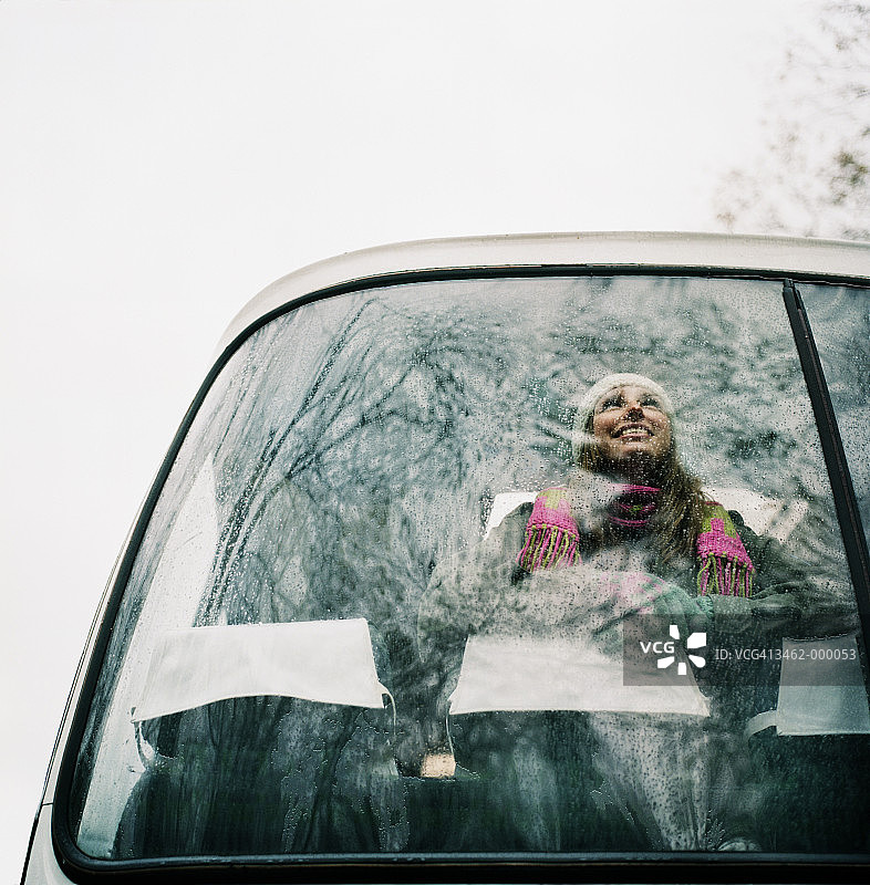 在公共汽车里微笑的女孩图片素材