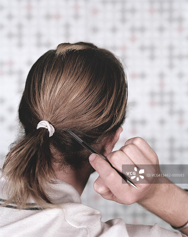 用笔挠头的男人图片素材