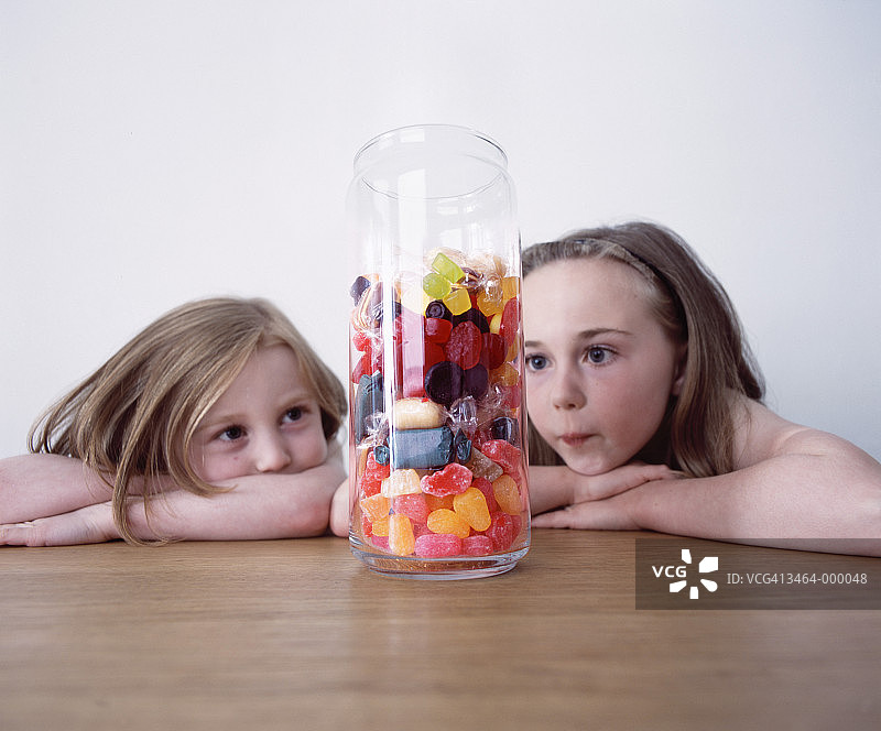 两个女孩挑选糖果图片素材