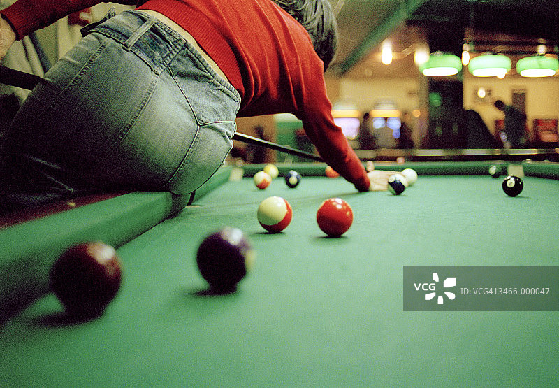 打台球的女孩图片素材