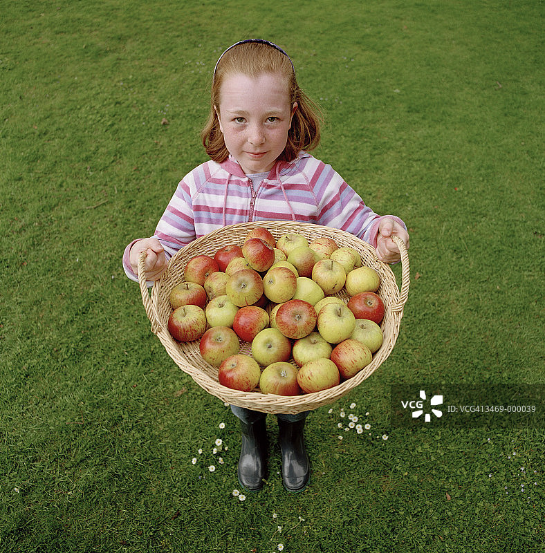 女孩抱着一篮苹果图片素材