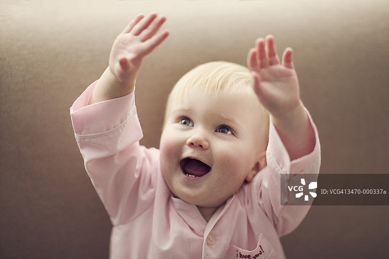 举起双臂的幼儿图片素材