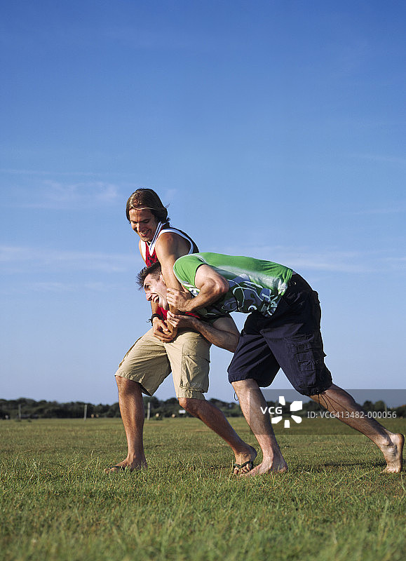 两名男子嬉闹图片素材