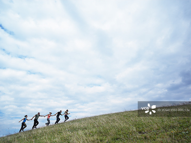 朋友们手牵手图片素材