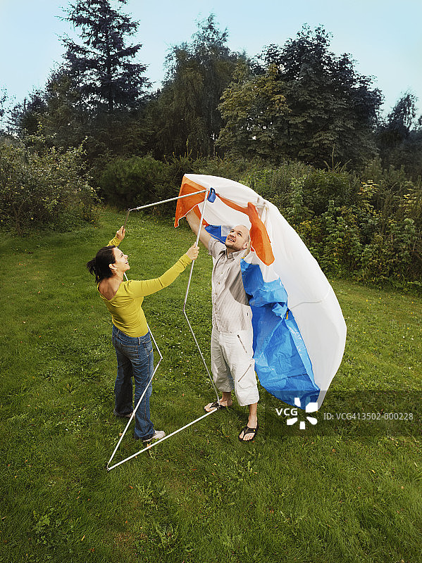 有帐篷的情侣图片素材