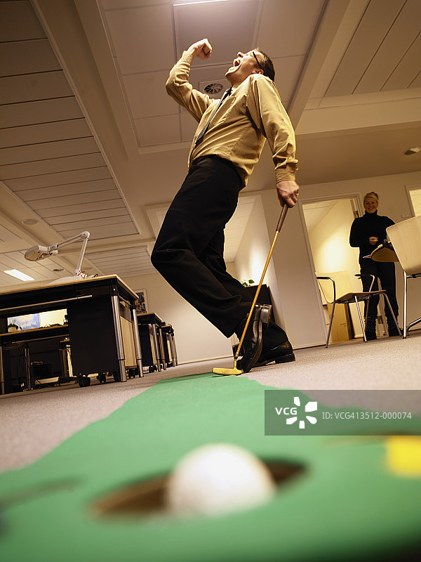 男人玩迷你高尔夫图片素材