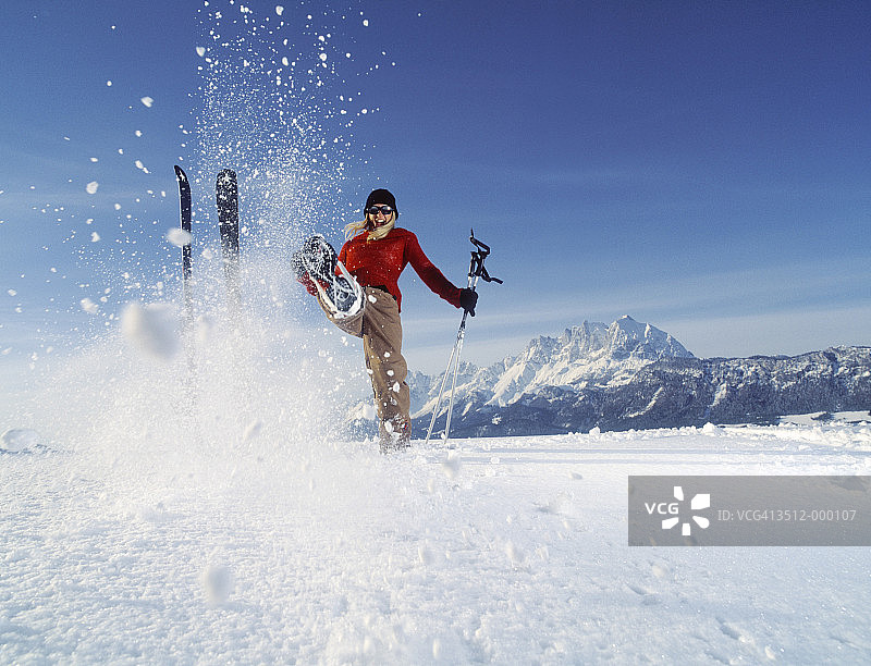 踢雪的女人图片素材