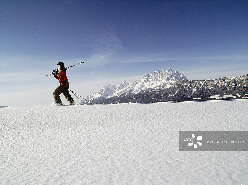 携带滑雪板的滑雪者图片素材