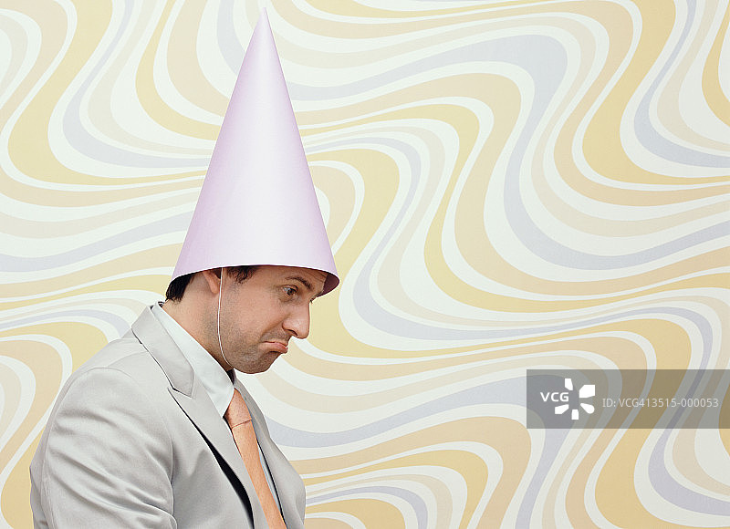 戴着蠢帽的商人图片素材