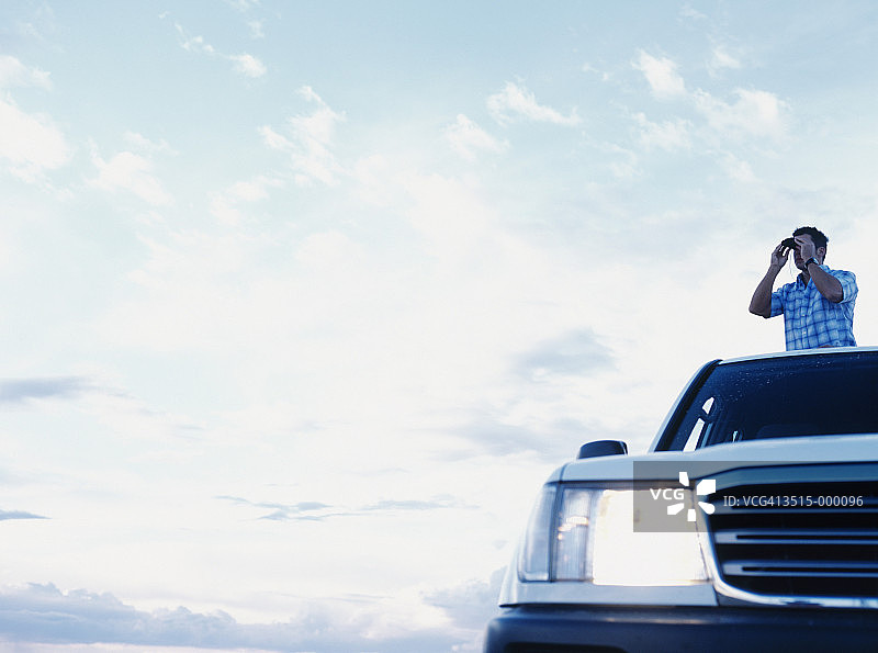 拿双筒望远镜的男人图片素材