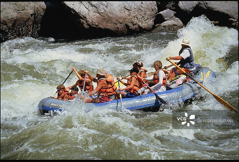 美国爱达荷州鲑鱼河上的激流漂流图片素材