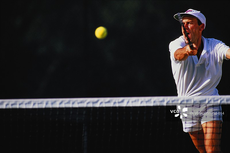 网球：男子正手回球图片素材