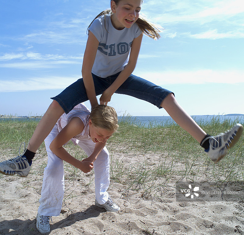 两个女孩玩跳山羊图片素材