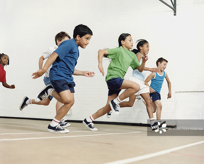 儿童在体育馆跑步图片素材