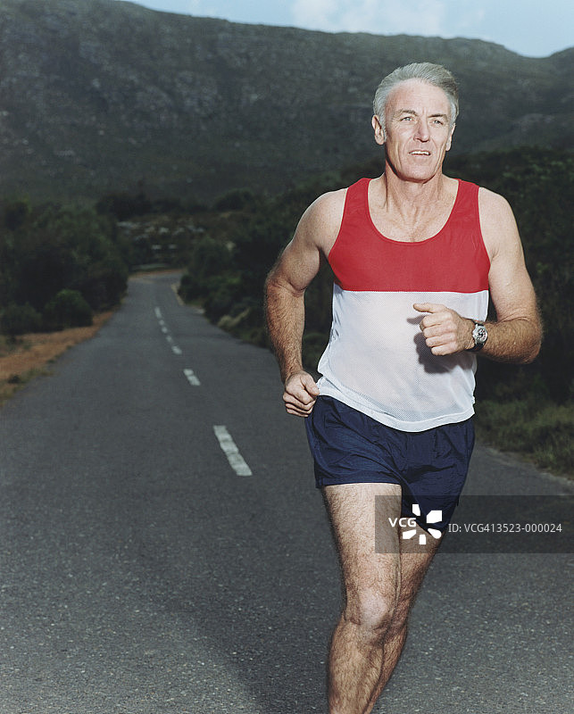 男人在路上奔跑图片素材