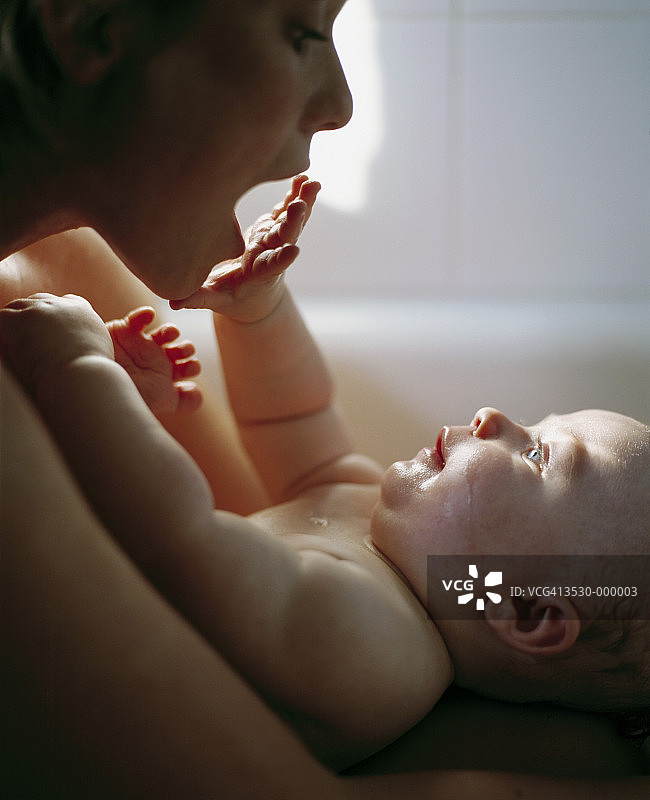 母亲哄哭闹的婴儿图片素材