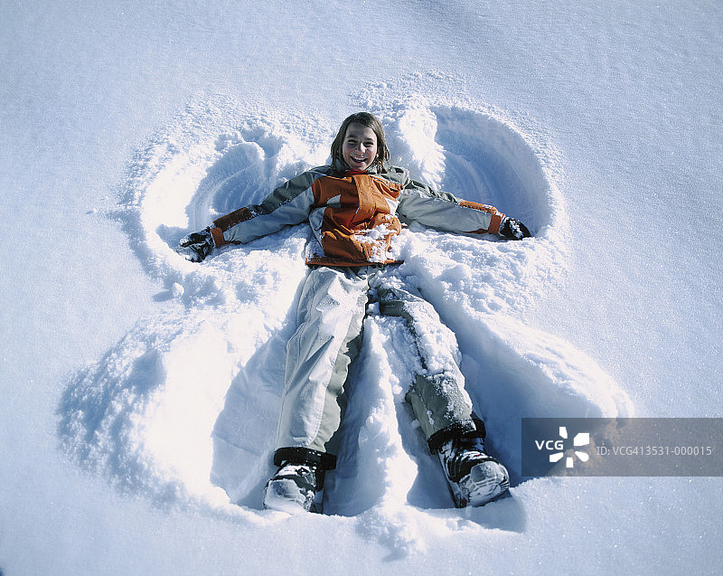 雪地里的女孩图片素材