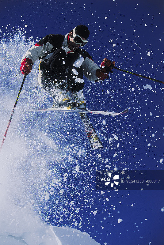 空中飞翔的滑雪者图片素材