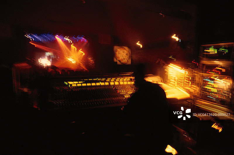 音乐厅里的音响工程师图片素材