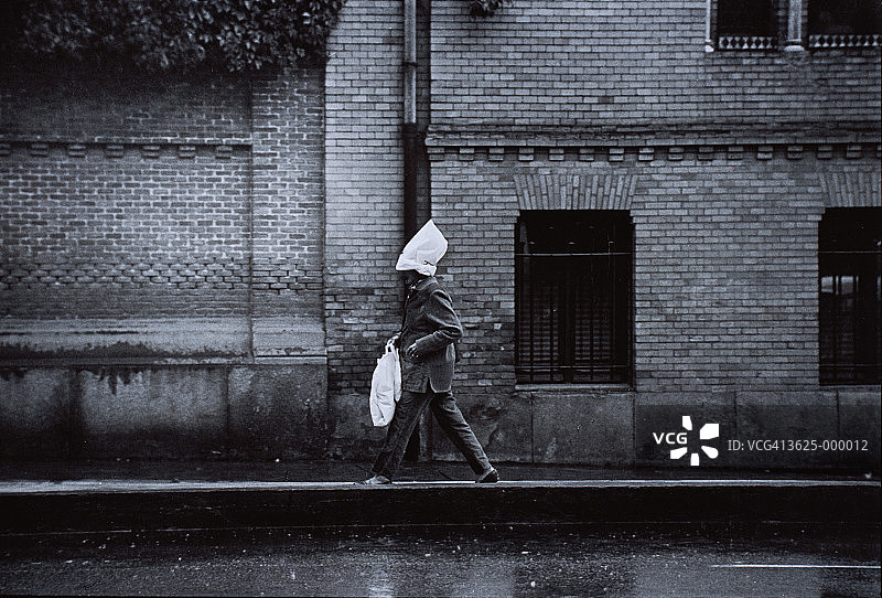 男人在雨中行走图片素材