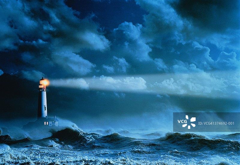 暴风雨中灯塔的光束图片素材